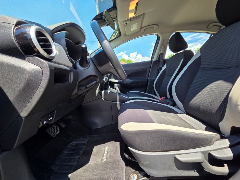 Nissan Versa SV 2021-10