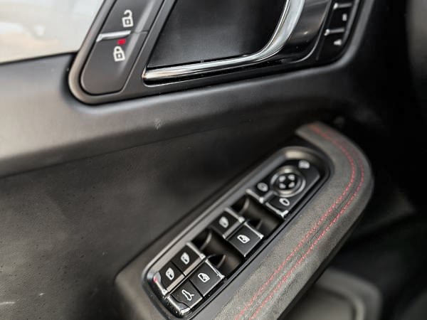 Porsche Macan GTS 2024-23