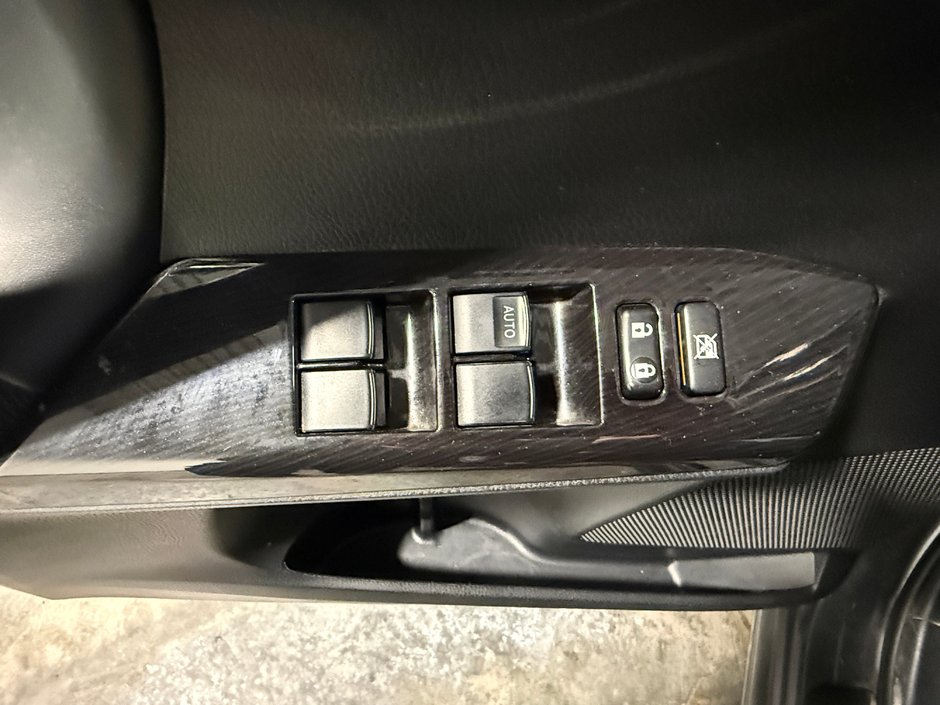2017 Toyota RAV4 hybride SE-12