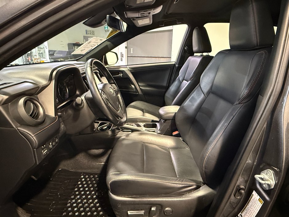 2017 Toyota RAV4 hybride SE-14