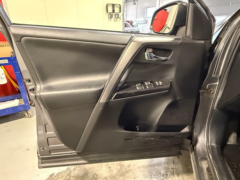 2017 Toyota RAV4 hybride SE-11