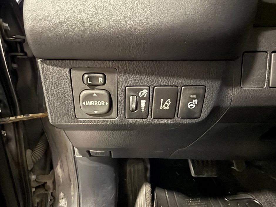 2017 Toyota RAV4 hybride SE-13