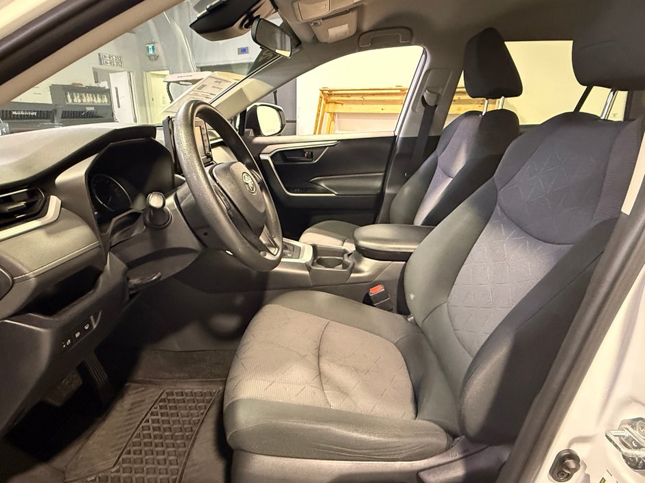 2019 Toyota RAV4 LE HYBRIDE-12