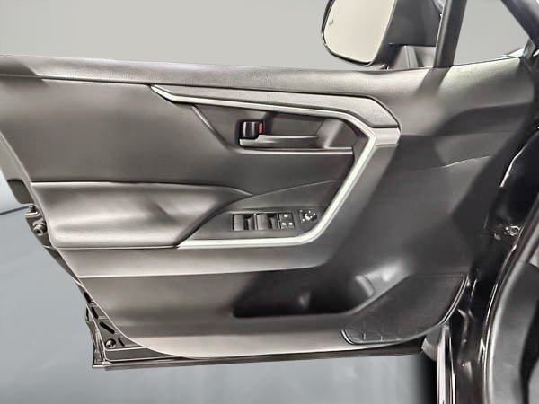 Toyota RAV4 LE 2021-10