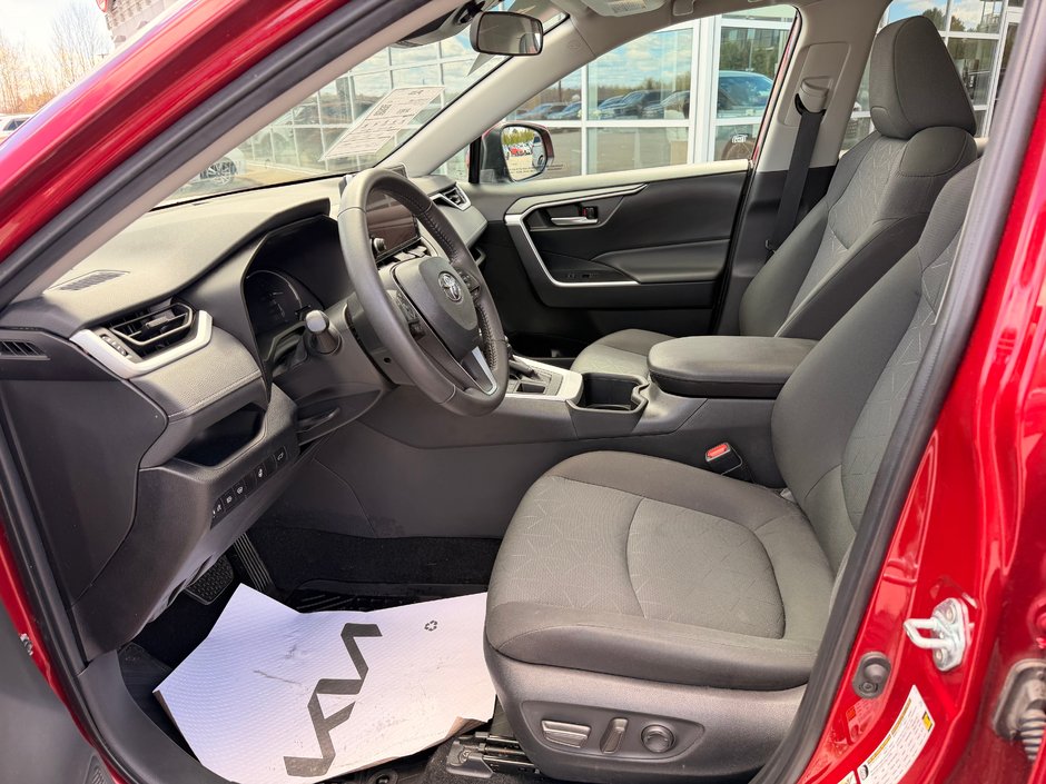 2024 Toyota RAV4 XLE AWD-12