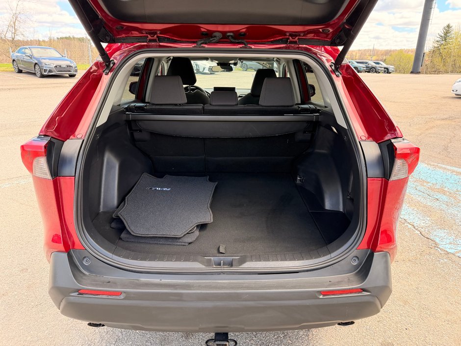 2024 Toyota RAV4 XLE AWD-32
