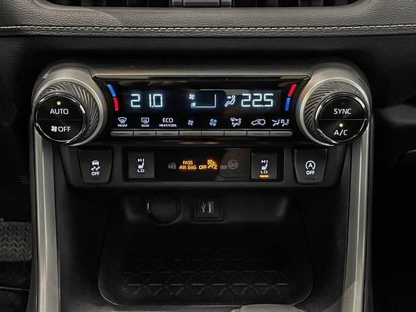 Toyota RAV4 XLE AWD 2024-21