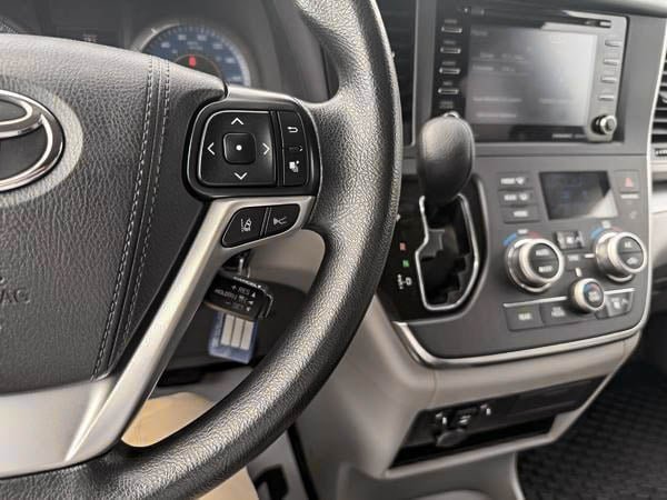 2018 Toyota Sienna LE AWD-17