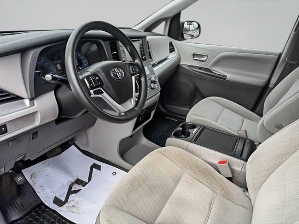 2018 Toyota Sienna LE AWD-14