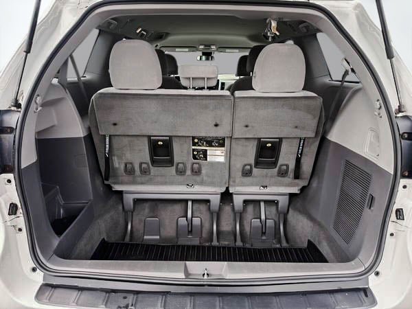 2018 Toyota Sienna LE AWD-26