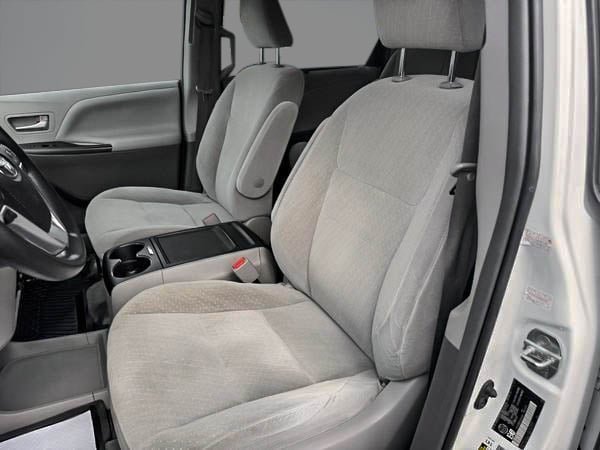 2018 Toyota Sienna LE AWD-12