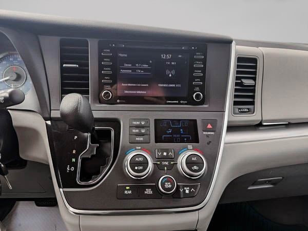 2018 Toyota Sienna LE AWD-19