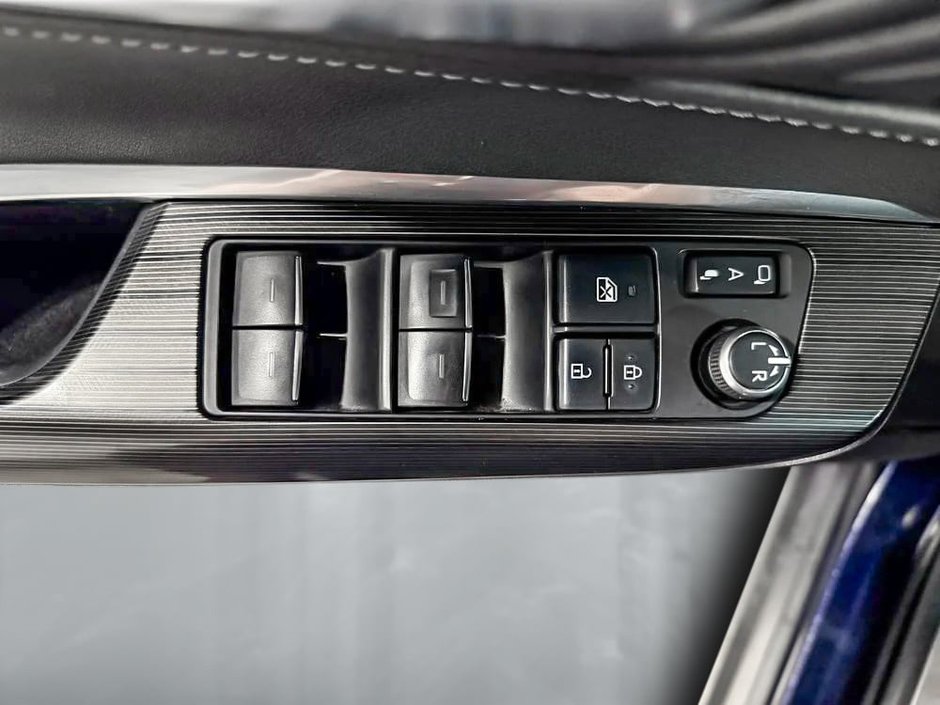 2024 Toyota Venza XLE-13