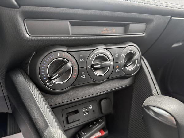 Toyota Yaris Hatchback BASE 2020-13