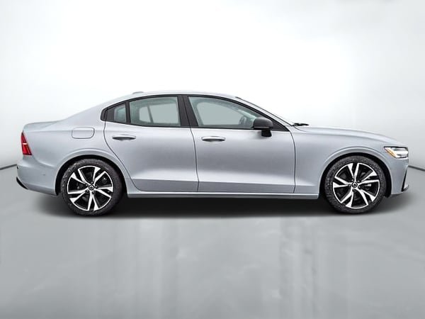 2024 Volvo S60 B5 PLUS AWD // DARK THEME-3