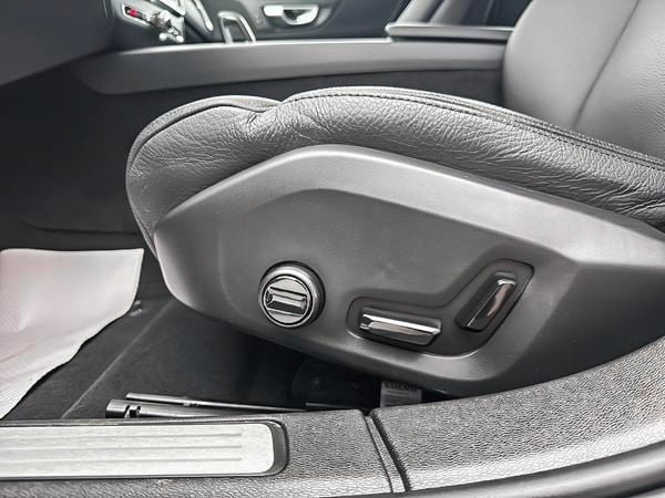2024 Volvo S60 B5 PLUS AWD // DARK THEME-11