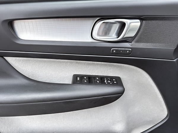 2019 Volvo XC40 MOMENTUM AWD// PLUS PACKAGE-11
