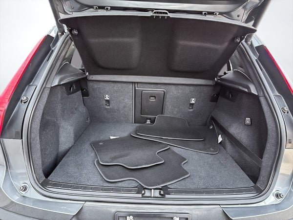 2019 Volvo XC40 MOMENTUM AWD// PLUS PACKAGE-8