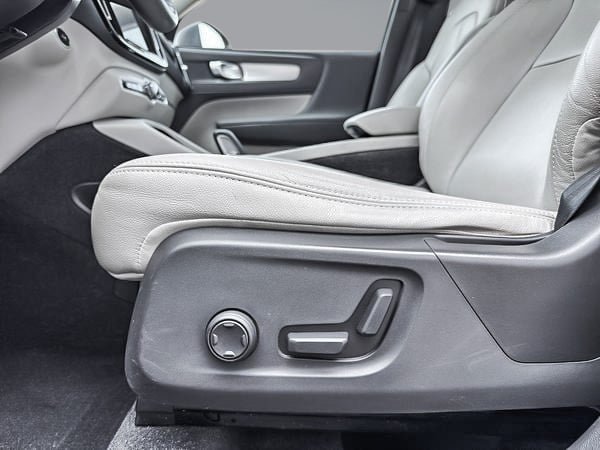2019 Volvo XC40 MOMENTUM AWD// PLUS PACKAGE-10