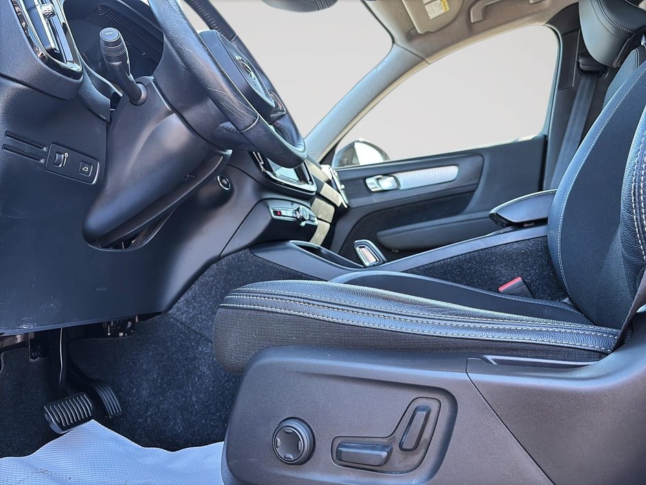 2019 Volvo XC40 MOMENTUM AWD-8