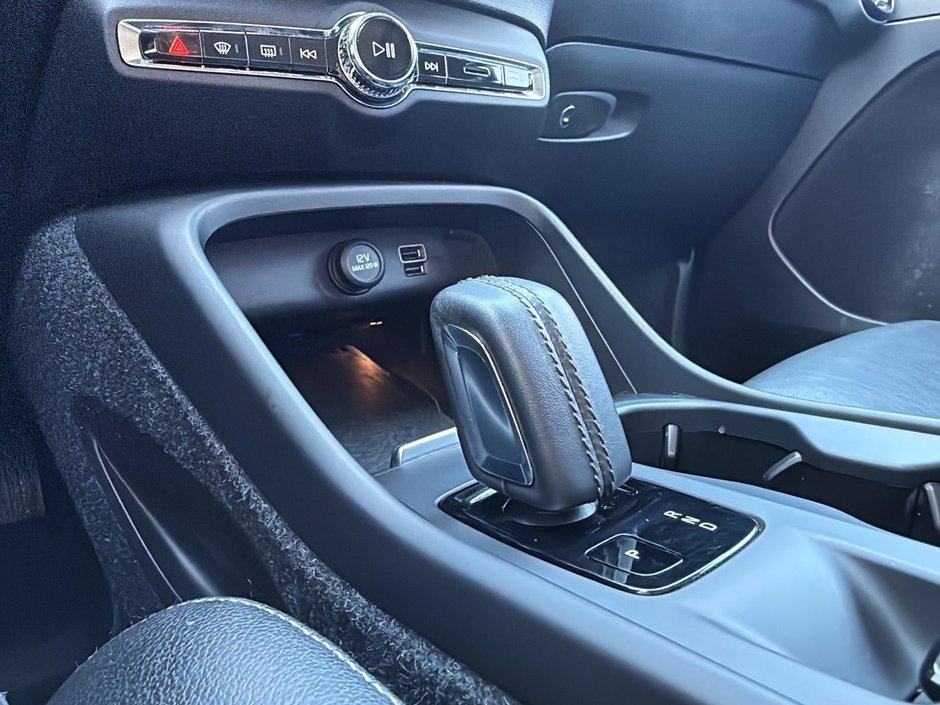 2020 Volvo XC40 T5 MOMENTUM AWD-16
