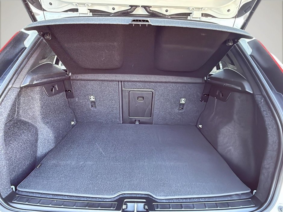 2020 Volvo XC40 T5 MOMENTUM AWD-15