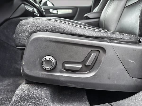 2020 Volvo XC40 T4 MOMENTUM AWD // PLUS PACKAGE-10