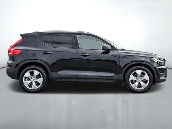 2020 Volvo XC40 T4 MOMENTUM AWD // PLUS PACKAGE-3