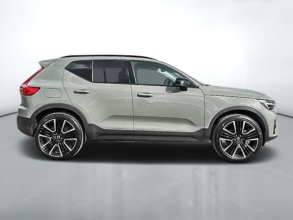 2024 Volvo XC40 B5 ULTIMATE AWD DARK THEME-3
