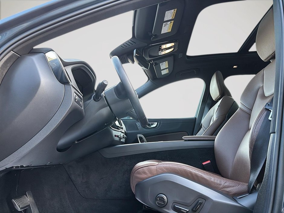 Volvo XC60 B6 MOMENTUM // PREMIUM PACK 2022-9