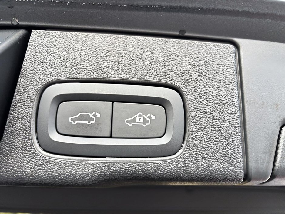 Volvo XC60 B6 MOMENTUM // PREMIUM PACK 2022-14