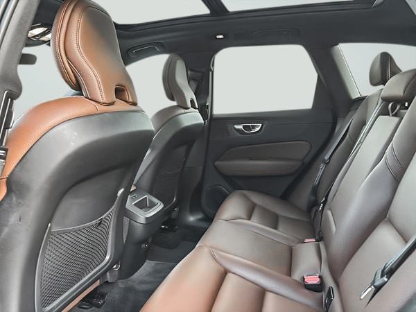 2022 Volvo XC60 B6 MOMENTUM // PREMIUM PACK-10