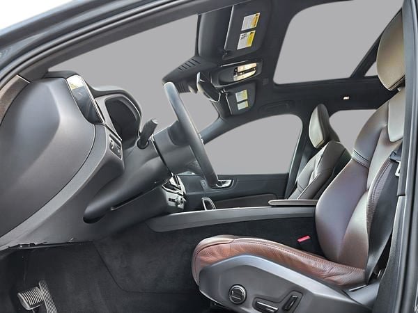 2022 Volvo XC60 B6 MOMENTUM // PREMIUM PACK-9