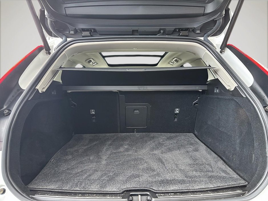 2024 Volvo XC60 B5 PLUS AWD // DARK THEME-15