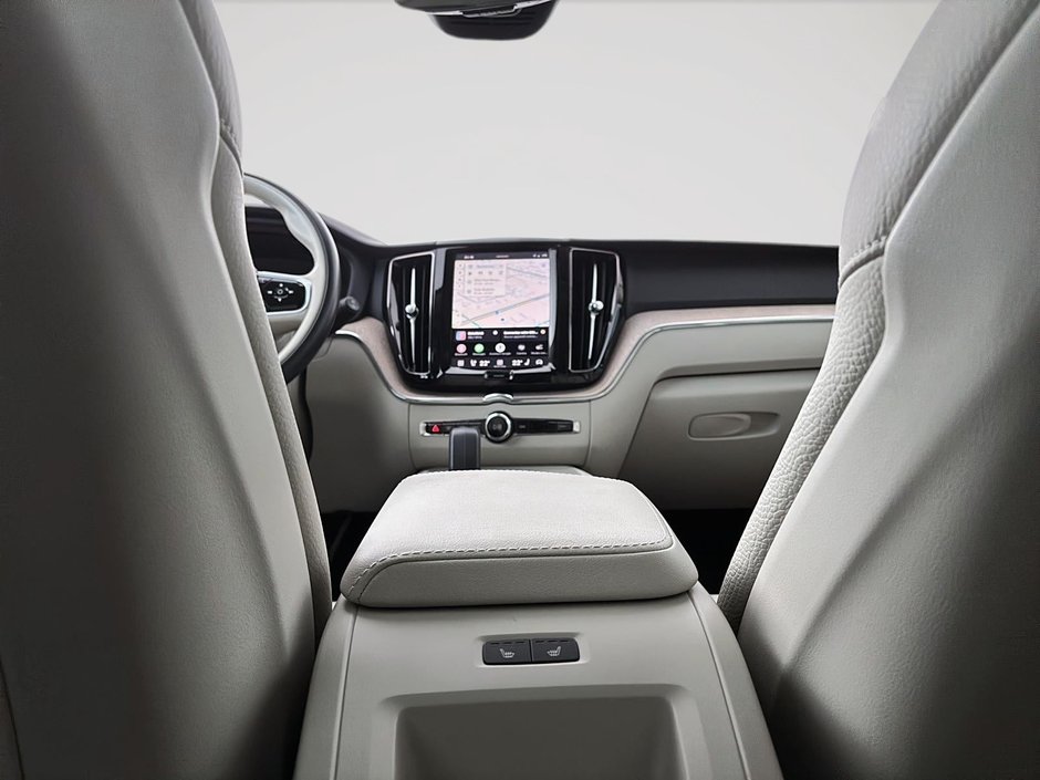 2024 Volvo XC60 B5 PLUS AWD // DARK THEME-11