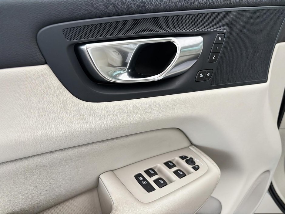 2024 Volvo XC60 B5 PLUS AWD // DARK THEME-10