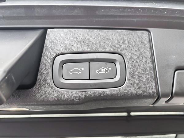 Volvo XC60 B5 PLUS AWD // DARK THEME 2024-16
