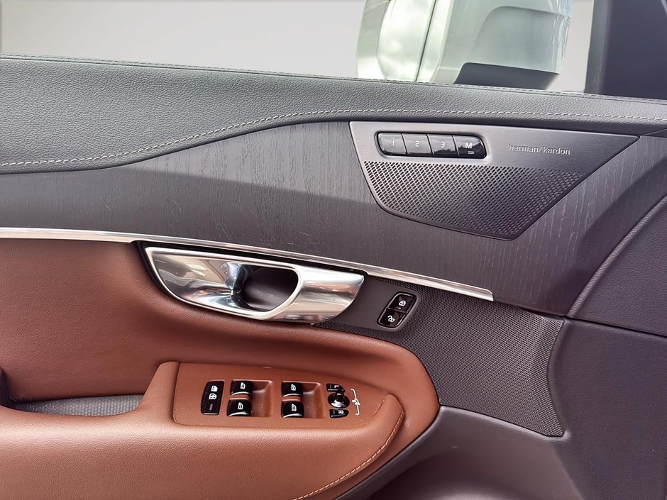 2025 Volvo XC90 B6 ULTRA AWD // 7 PLACES-12