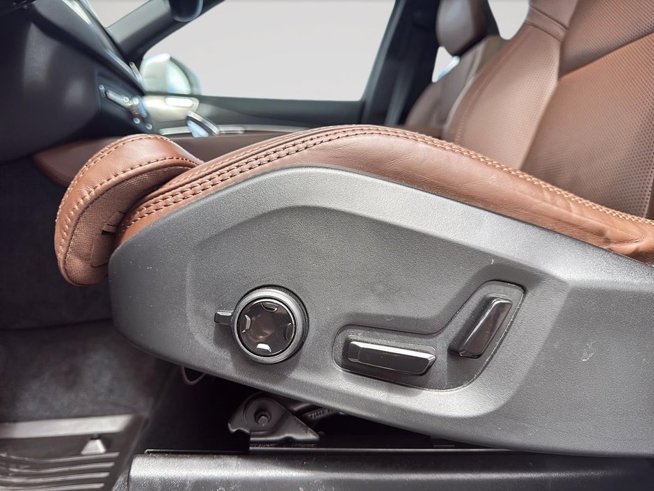 2025 Volvo XC90 B6 ULTRA AWD // 7 PLACES-11