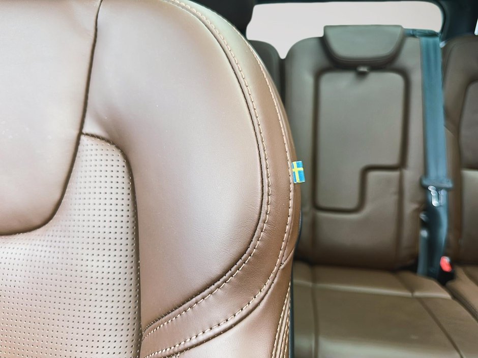 2025 Volvo XC90 B6 ULTRA AWD // 7 PLACES-10