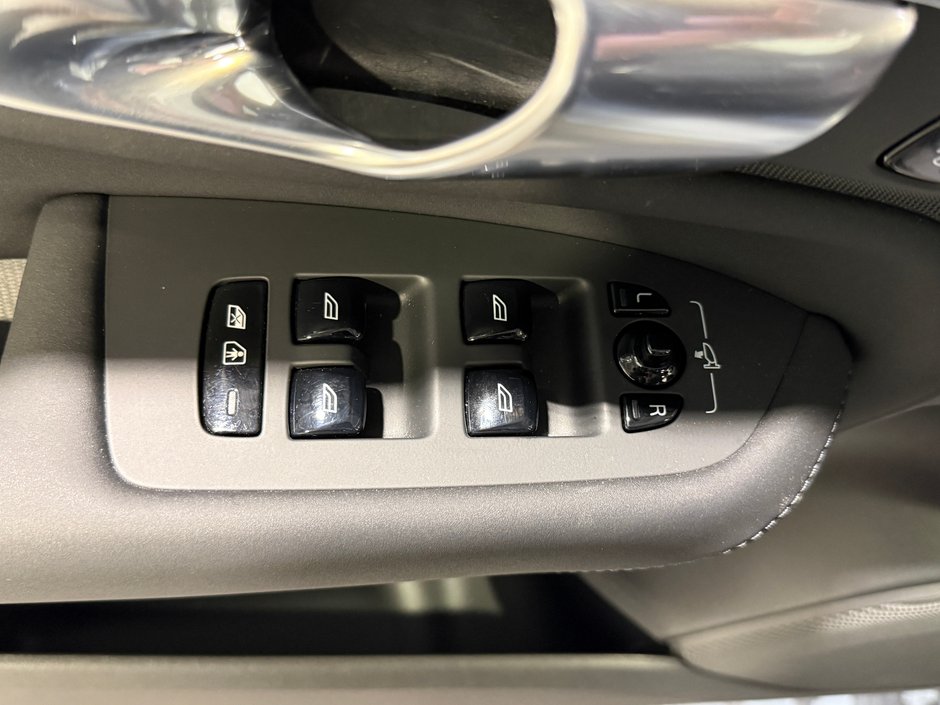 2026 Volvo XC90 B6 ULTRA AWD // 7 PLACES-12