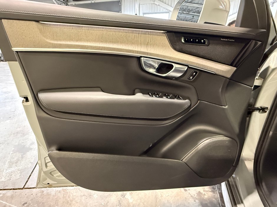 2026 Volvo XC90 B6 ULTRA AWD // 7 PLACES-11