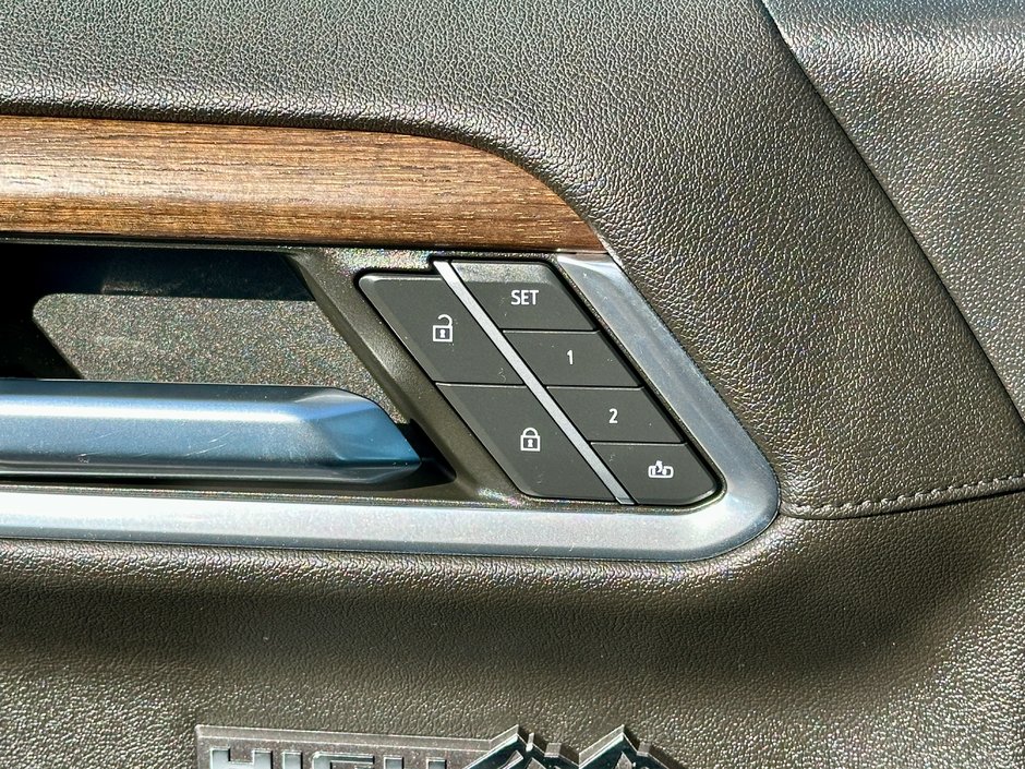 2022 Chevrolet Silverado 1500 High Country-17