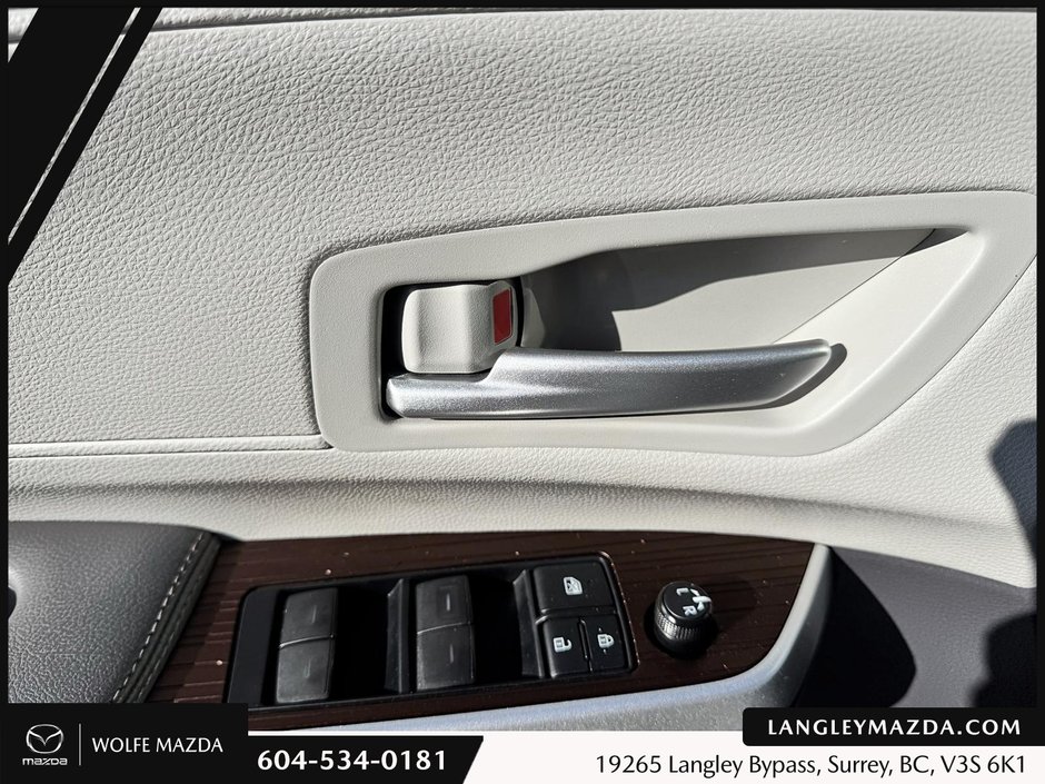 2022 Toyota Sienna LE-13