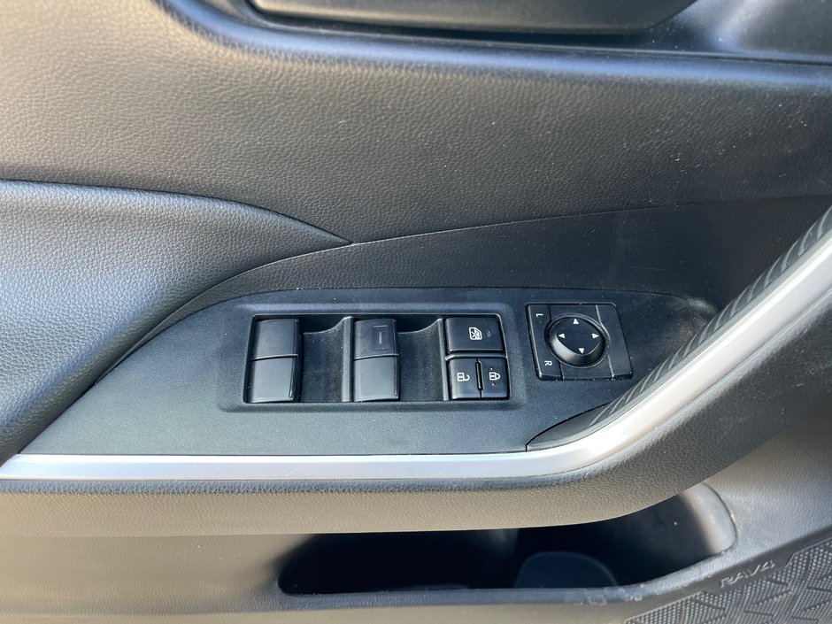 2022 Toyota RAV4 LE-8