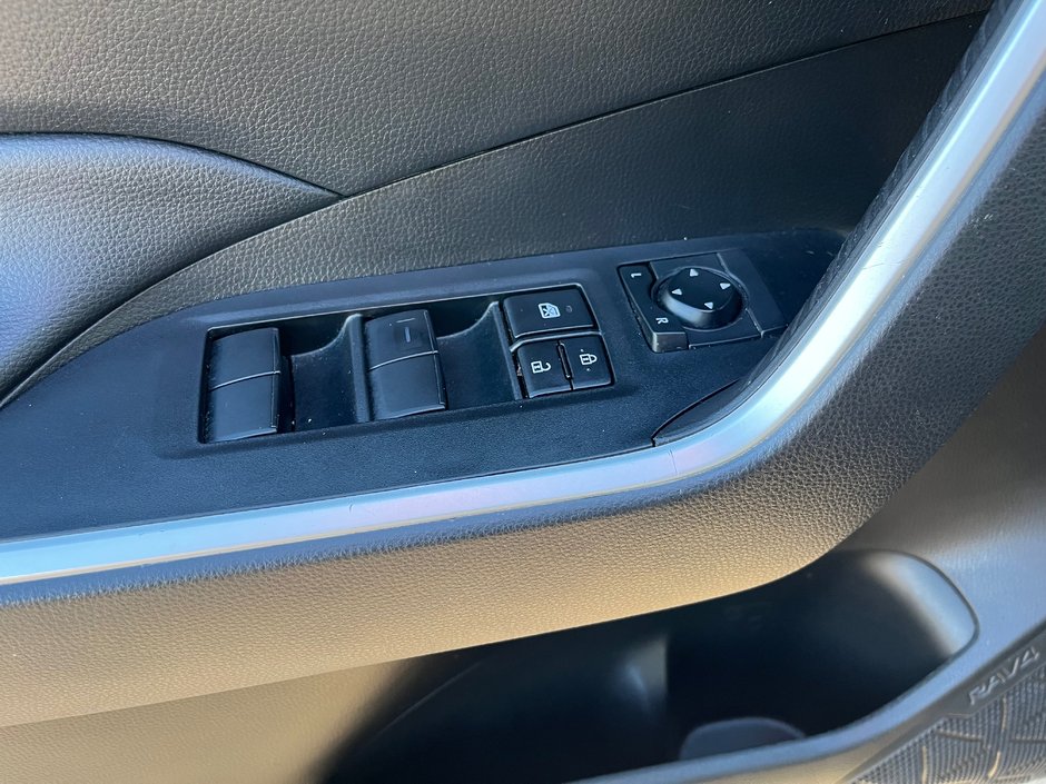 2023 Toyota RAV4 LE-8