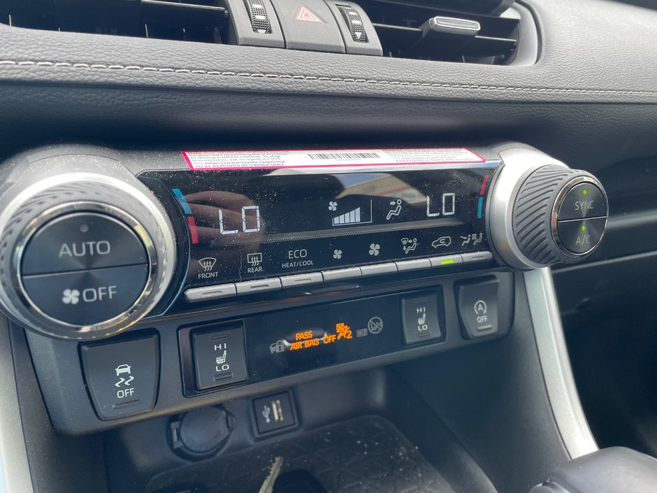 2025 Toyota RAV4 XLE-13