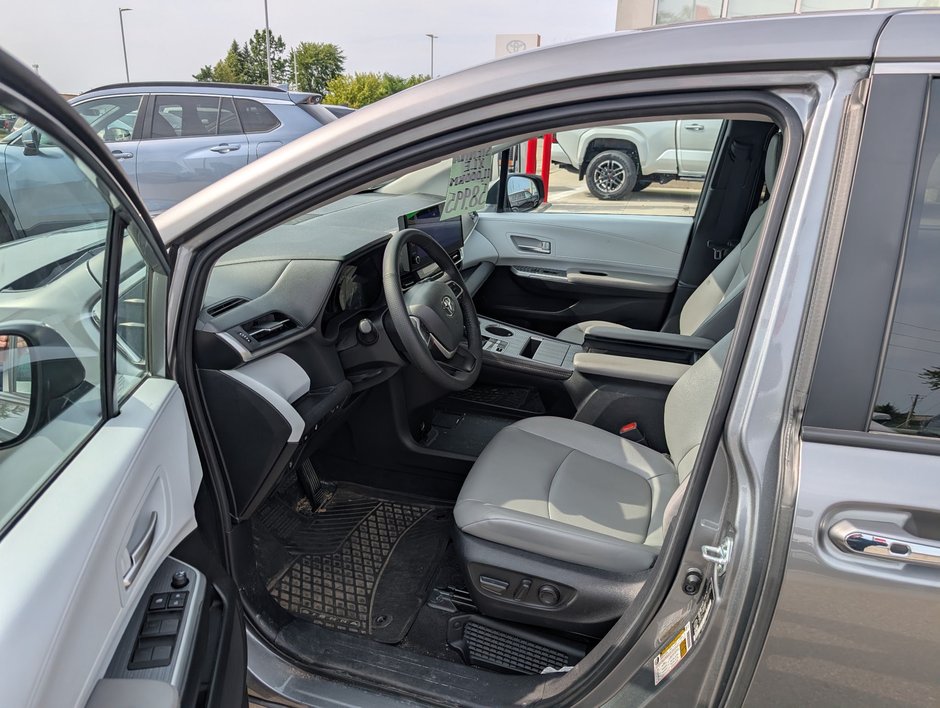 2026 Toyota Sienna XLE-8