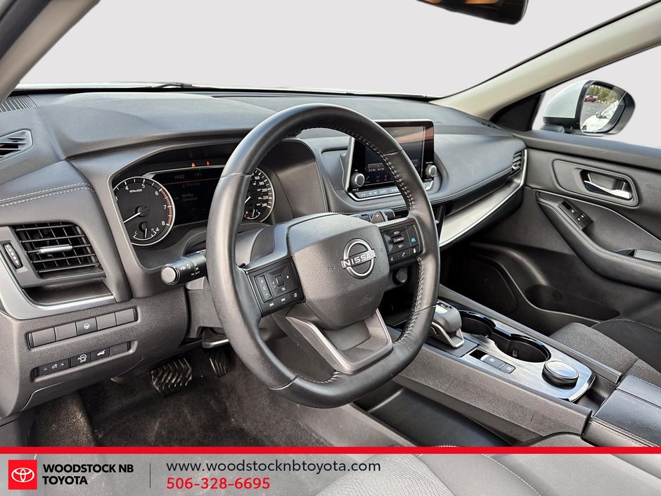 2025 Nissan Rogue SV Moonroof-10