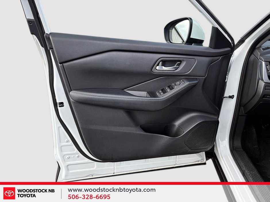 2025 Nissan Rogue SV Moonroof-14